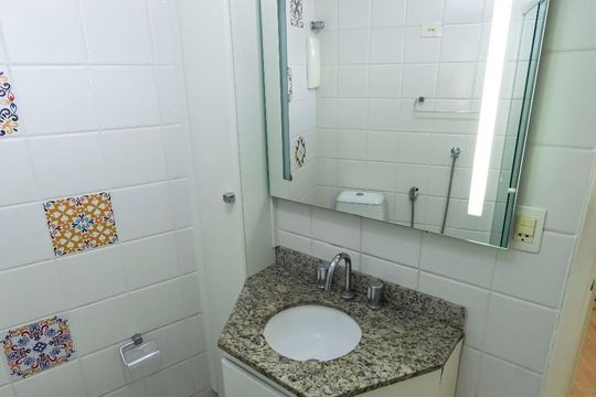 Banheiro de apartamento para alugar com 1 quarto, 47m² em Aclimação, São Paulo