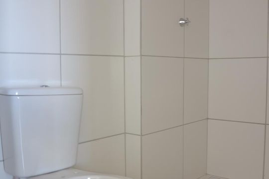 Banheiro de kitnet/studio para alugar com 1 quarto, 33m² em Ceilândia Norte (ceilândia), Brasília