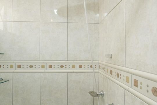 Detalhe do Banheiro da Suíte 1 - Box de casa de condomínio para alugar com 3 quartos, 170m² em Setor Bueno, Goiânia