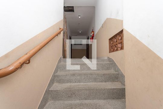 Escada de apartamento para alugar com 2 quartos, 65m² em Piraporinha, Diadema