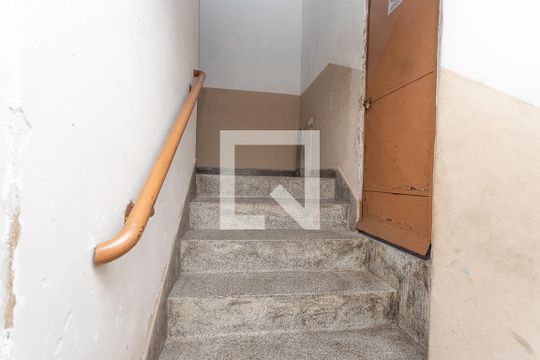 Escada de apartamento para alugar com 2 quartos, 65m² em Piraporinha, Diadema