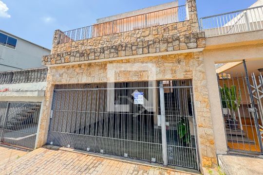 Fachada de casa à venda com 4 quartos, 200m² em Vila Monumento, São Paulo