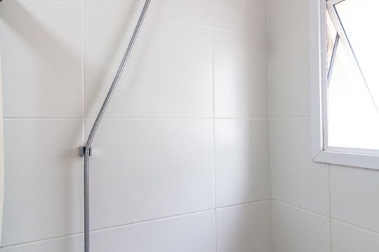 Banheiro de kitnet/studio para alugar com 1 quarto, 29m² em Rebouças, Curitiba