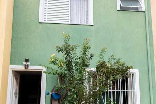 Fachada de casa de condomínio à venda com 3 quartos, 101m² em Vila Pierina, São Paulo