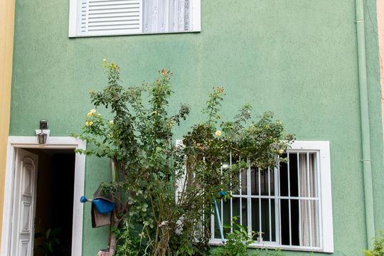 Fachada de casa de condomínio à venda com 3 quartos, 101m² em Vila Pierina, São Paulo