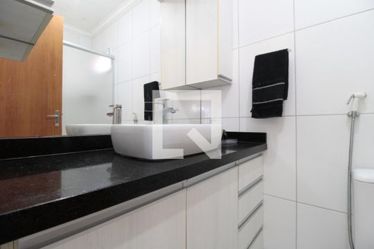 Banheiro de casa de condomínio à venda com 2 quartos, 100m² em Olaria, Canoas
