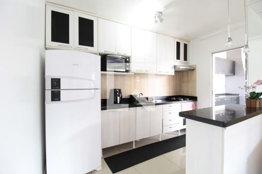 Cozinha de casa de condomínio à venda com 2 quartos, 100m² em Olaria, Canoas