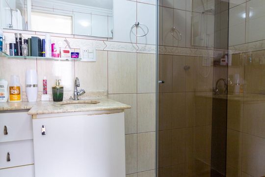 Banheiro Social 2 de apartamento para alugar com 2 quartos, 60m² em Vila Osasco, Osasco