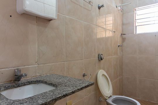 Banheiro de casa para alugar com 1 quarto, 60m² em Jardim Roberto, Osasco