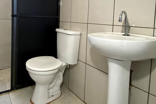 Banheiro de apartamento à venda com 1 quarto, 30m² em Vila Nova, Novo Hamburgo