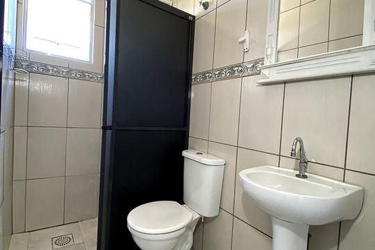 Banheiro de apartamento à venda com 1 quarto, 30m² em Vila Nova, Novo Hamburgo