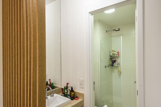 Banheiro de apartamento à venda com 1 quarto, 44m² em Pinheiros, São Paulo