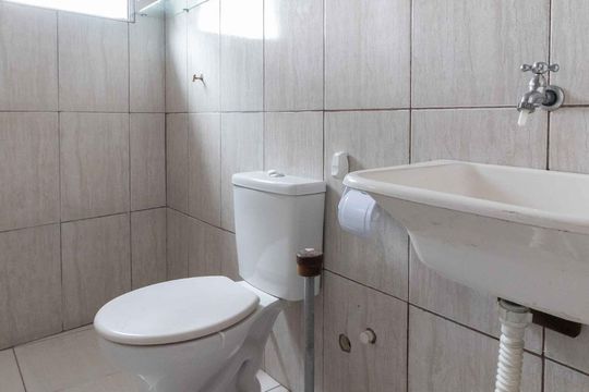 Banheiro de kitnet/studio para alugar com 1 quarto, 100m² em Vila Bertioga, São Paulo