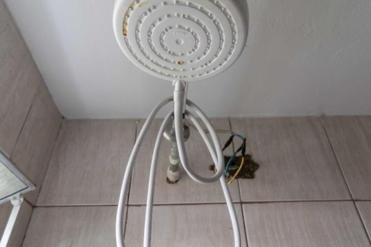 Banheiro de kitnet/studio para alugar com 1 quarto, 100m² em Vila Bertioga, São Paulo