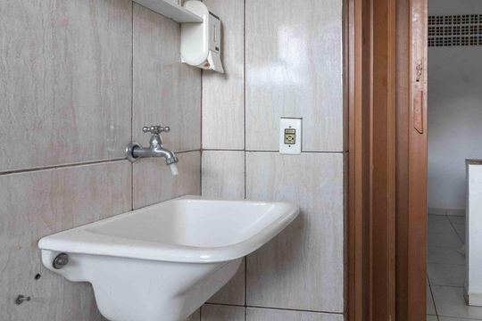 Banheiro de kitnet/studio para alugar com 1 quarto, 100m² em Vila Bertioga, São Paulo
