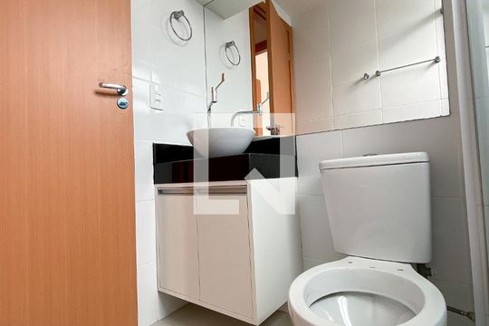 banheiro  de apartamento à venda com 2 quartos, 40m² em Estância Velha, Canoas