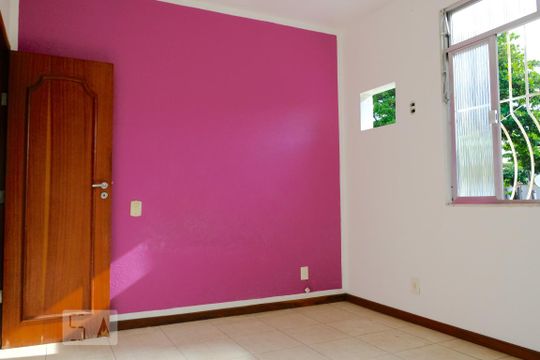 Quarto 1 de apartamento para alugar com 2 quartos, 55m² em Taquara, Rio de Janeiro