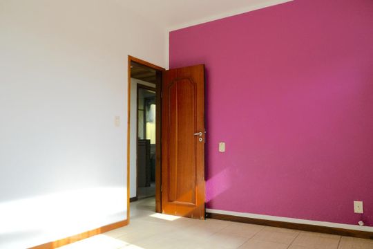 Quarto 1 de apartamento para alugar com 2 quartos, 55m² em Taquara, Rio de Janeiro