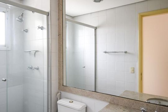 Banheiro de apartamento à venda com 2 quartos, 48m² em Pinheiros, São Paulo