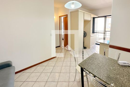 Sala de apartamento para alugar com 1 quarto, 65m² em Canasvieiras, Florianópolis
