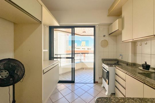Cozinha de apartamento para alugar com 1 quarto, 65m² em Canasvieiras, Florianópolis