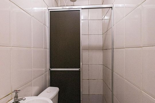 Banheiro de kitnet/studio para alugar com 1 quarto, 30m² em Vila Clementino, São Paulo