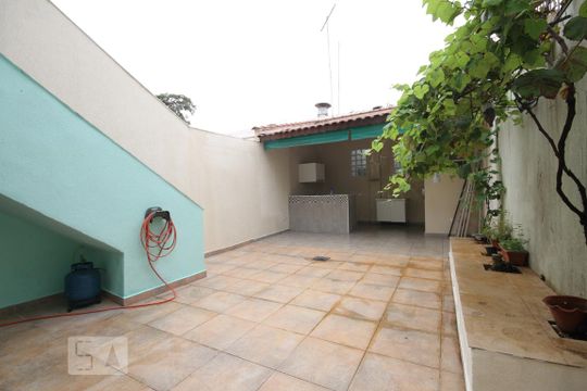 Quintal Fundos de casa à venda com 3 quartos, 150m² em Jardim da Glória, São Paulo