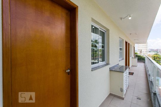 Entrada do apto de kitnet/studio para alugar com 1 quarto, 30m² em Quinta da Paineira, São Paulo