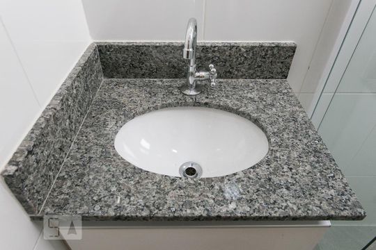 Banheiro de kitnet/studio para alugar com 1 quarto, 30m² em Quinta da Paineira, São Paulo