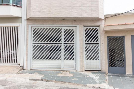Fachada de casa à venda com 3 quartos, 180m² em Vila Yara, Osasco