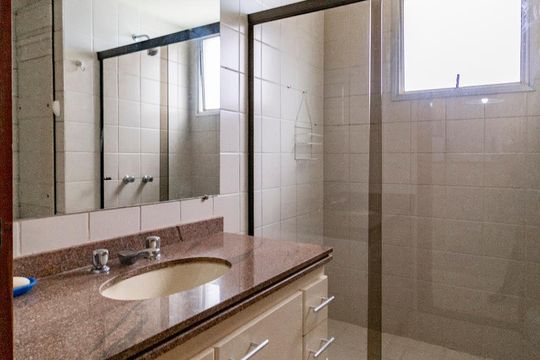 Banheiro de apartamento à venda com 1 quarto, 78m² em Funcionários, Belo Horizonte