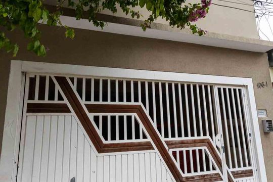 Fachada de casa à venda com 3 quartos, 215m² em Quitaúna, Osasco