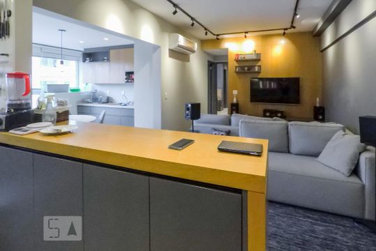 Sala vista pela cozinha de apartamento para alugar com 2 quartos, 75m² em Jardim da Glória, São Paulo
