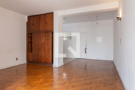 Quarto / Sala de kitnet/studio à venda com 1 quarto, 55m² em Santa Cecilia, São Paulo