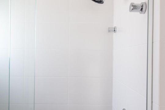 Banheiro de kitnet/studio para alugar com 1 quarto, 42m² em São João, Porto Alegre