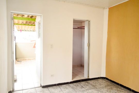 Quarto 2 Entrada Area de Serviço de casa para alugar com 2 quartos, 100m² em Parque Císper, São Paulo