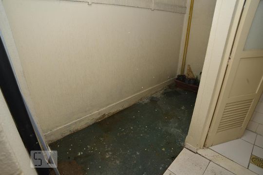 Banheiro de serviço de apartamento para alugar com 3 quartos, 90m² em Flamengo, Rio de Janeiro