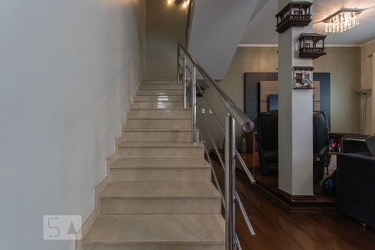 Escada Interna Acesso Dormitórios de casa à venda com 4 quartos, 320m² em Vila Lúcia, São Paulo