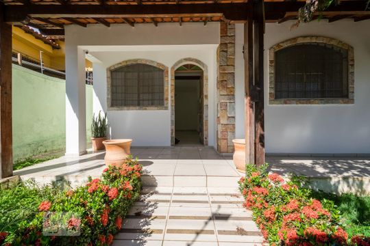 Fachada de casa para alugar com 3 quartos, 220m² em Vila Amaral, Belo Horizonte