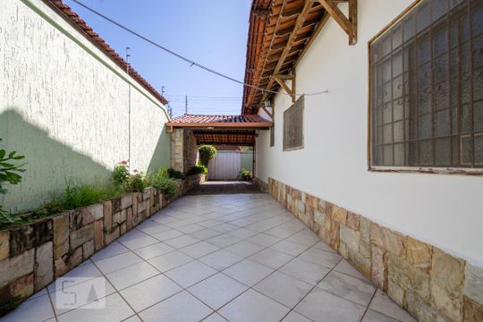 Garagem de casa para alugar com 3 quartos, 220m² em Vila Amaral, Belo Horizonte