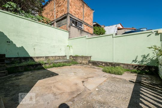 Área Segundo Andar de casa para alugar com 3 quartos, 220m² em Vila Amaral, Belo Horizonte