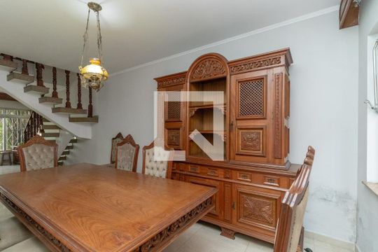 Casa para alugar com 4 quartos, 255m² em Jardim Piqueroby, São Paulo