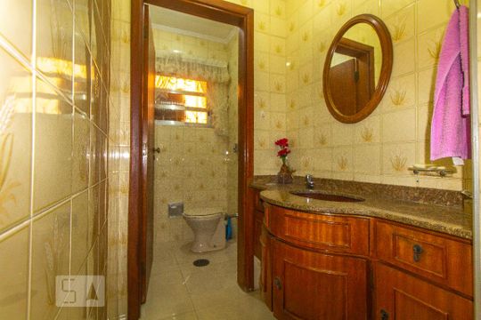 Lavabo de casa para alugar com 4 quartos, 255m² em Jardim Piqueroby, São Paulo