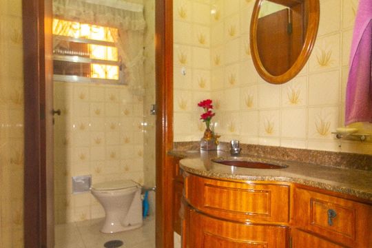 Lavabo de casa para alugar com 4 quartos, 255m² em Jardim Piqueroby, São Paulo
