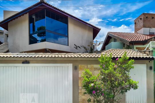 Fachada de casa para alugar com 3 quartos, 700m² em Barro Branco (zona Norte), São Paulo