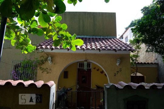 Fachada de casa à venda com 3 quartos, 220m² em Vila Isabel, Rio de Janeiro