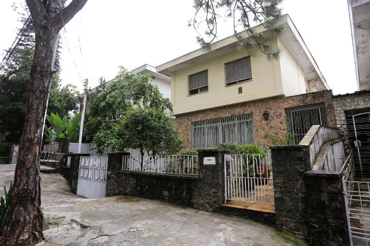 Fachada de casa à venda com 7 quartos, 550m² em Parque Colonial, São Paulo