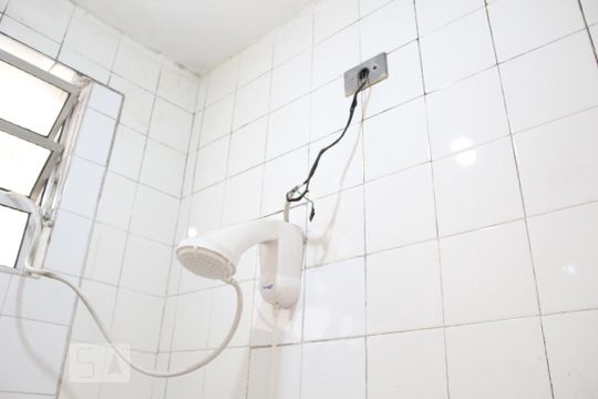 Banheiro - Chuveiro de casa para alugar com 1 quarto, 25m² em Jardim das Flores, Osasco