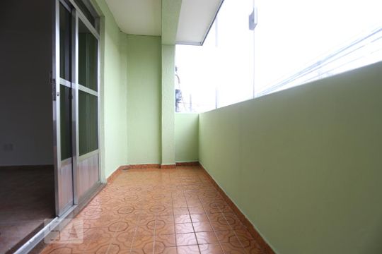 Sacada de casa para alugar com 3 quartos, 238m² em Umuarama, Osasco