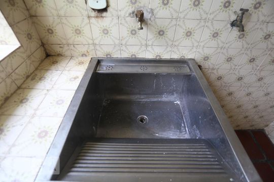 Edícula - Tanque de casa para alugar com 3 quartos, 238m² em Umuarama, Osasco